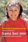 Das Buchcover zeigt das Porträt der Bergsteigerin Gerlinde Kaltenbrunner, die in einem leuchtend roten Jacket und mit rötlichen Haaren lächelt. Ihr Gesichtsausdruck strahlt Selbstbewusstsein und Freude aus, umrahmt von einer natürlichen Umgebung. Oben steht in gelber Schrift „Gerlinde Kaltenbrunner mit Karin Steinbach“, darunter in großer, weißer Schrift „Ganz bei mir - Leidenschaft Achttausender“. Die Farbpalette ist warm und einladend, unterstützt von einem verschwommenen Hintergrund, der die Berge suggeriert.