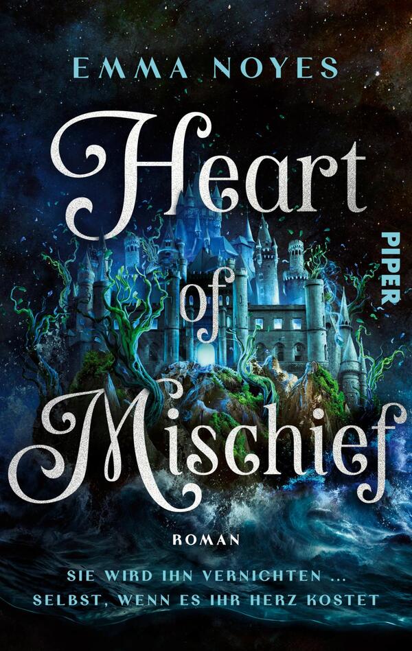 Das Buchcover zeigt eine von Sternen übersäte Nacht über einem blau-grün beleuchteten, märchenhaften Schloss auf felsiger Insel, umgeben von windschiefen, knorrigen Bäumen und aufgewühlter See. Der Titel „Heart of Mischief“ ist groß in geschwungener, dekorativer Serifenschrift in hellem Silber‑Weiß gesetzt; oben steht der Name „Emma Noyes“ in türkisfarbener Versal‑Sans. Unten klein „Roman“ und der Untertitel „Sie wird ihn vernichten ... selbst, wenn es ihr Herz kostet“. Düstere, geheimnisvolle Atmosphäre.