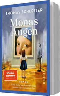 Das Buchcover zeigt eine Frau von hinten, die in einem hellen Raum auf ein großes Gemälde blickt, das ein bekanntes Porträt darstellt. Die Farbpalette umfasst sanfte Blautöne und erdige Nuancen. Der Titel „Monas Augen“ in großer, weißer Schrift verleiht dem Cover einen eleganten Eindruck. Darunter steht der Untertitel „Eine Reise zu den schönsten Kunstwerken unserer Zeit“ in kleineren Buchstaben. Oben links ist der Name des Autors „Thomas Schlesser“ platziert. Ein rotes Banner mit dem Text „SPIEGEL Bestseller“ zieht die Aufmerksamkeit an.