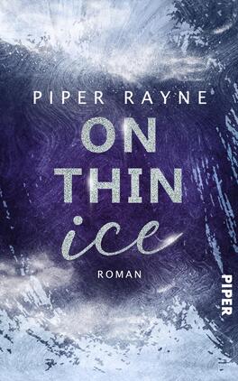 Das Buchcover zeigt eine stilisierte Eisfläche in verschiedenen Blautönen, die einen Frost- und Wintereffekt vermittelt. Der Titel „ON THIN ICE“ ist mittig platziert und in glitzernden Buchstaben gehalten, während „PIPER RAYNE“ darüber in klaren, weißen Großbuchstaben steht. Am unteren Rand befindet sich das Wort „ROMAN“ in einer einfachen Schrift. Die Hintergrundstruktur ist dynamisch und verleiht dem Cover eine kalte, dramatische Atmosphäre.