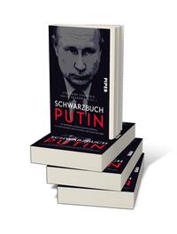 Bücherstapel des Buches „Schwarzbuch Putin“