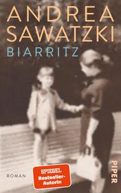 Das Buchcover zeigt eine verschwommene schwarz-weiß Darstellung zweier Personen, einer Frau und eines Kindes, die auf einer Bank sitzen. Die Farbpalette ist warm und nostalgisch, mit einem sanften Braunton im Hintergrund. Der Titel „BIARRITZ“ ist in hellblauer Schrift prominent platziert, während der Name der Autorin „ANDREA SAWATZKI“ darüber in orange leuchtet. Unten links befindet sich ein rotes Feld mit der Aufschrift „SPIEGEL Bestseller-Autorin“ in weißer Schrift.