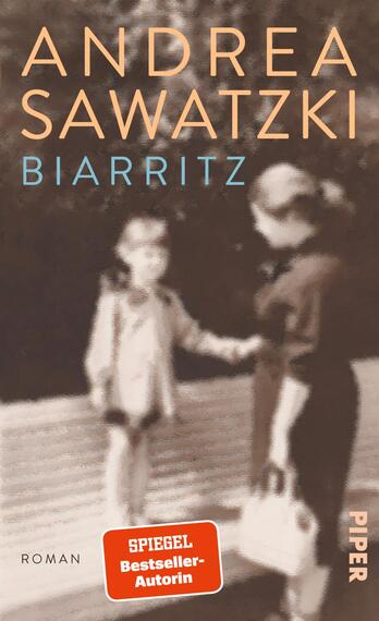 Das Buchcover zeigt eine verschwommene schwarz-weiß Darstellung zweier Personen, einer Frau und eines Kindes, die auf einer Bank sitzen. Die Farbpalette ist warm und nostalgisch, mit einem sanften Braunton im Hintergrund. Der Titel „BIARRITZ“ ist in hellblauer Schrift prominent platziert, während der Name der Autorin „ANDREA SAWATZKI“ darüber in orange leuchtet. Unten links befindet sich ein rotes Feld mit der Aufschrift „SPIEGEL Bestseller-Autorin“ in weißer Schrift.