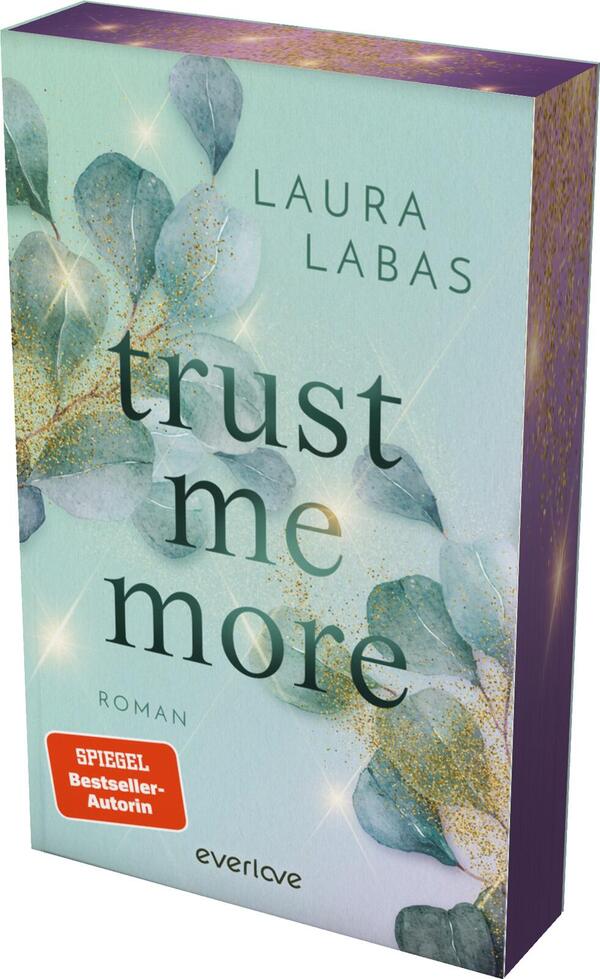 Das Buchcover zeigt einen sanften mintgrünen Hintergrund, auf dem Aquarellillustrationen von zarten Blättern und goldenen Glitzerakzenten ansprechend platziert sind. Der Titel „trust me more“ ist in eleganter, geschwungener Schrift in dunklem Grün gehalten und hebt sich vom Hintergrund ab. Darunter steht in kleinerer Schrift „ROMAN“. Der Name der Autorin „Laura Labas“ ist oben in schlichter, klarer Typografie zu finden. Ein rotes Banner weist auf den Status „SPIEGEL-Bestseller-Autorin“ hin.