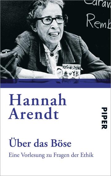Das Buchcover zeigt ein Porträt von Hannah Arendt, die in einem gestreiften Blazer mit Brille spricht. Der Hintergrund ist überwiegend schwarz, während der obere Teil des Covers in einem sanften Blauton gehalten ist. Der Titel „Über das Böse“ steht in großer, klarer Schrift und ist in dunklem Blau auf weißem Grund unterhalb des Porträts platziert. Darunter befindet sich die Unterzeile „Eine Vorlesung zu Fragen der Ethik“ in etwas kleinerer Schrift. Das Verlagslogo „PIPER“ ist in der unteren rechten Ecke des Covers zu sehen.