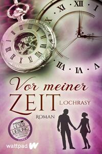 Das Buchcover zeigt eine elegante Taschenuhr im Vordergrund, die detailreich gestaltet ist. Im Hintergrund sind zarte violette und rosafarbene Farbtöne zu sehen, die eine verträumte Atmosphäre schaffen. Der Titel „Vor meiner ZEIT“ ist in einer geschwungenen Schriftart in Dunkelrot angeordnet, während der Autorenname „L. Ochras“ in etwas kleinerer, schwarzer Schrift darunter steht. Ergänzend ist das Wort „Roman“ in schwarzer Schrift platziert. Am unteren Rand befindet sich ein Button mit dem Text „Wattpad Leserliebling“.