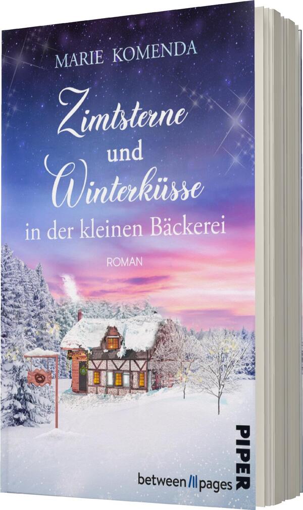 Das Buchcover zeigt eine winterliche Szenerie mit einem charmanten, schneebedeckten Bäckerhaus, umgeben von einer verschneiten Landschaft. Der Himmel leuchtet in sanften Violett- und Rosatönen, die eine stimmungsvolle Atmosphäre schaffen. Der Titel „Zimtsterne und Winterküse“ ist in eleganter, verschnörkelter Schrift in Weiß gehalten, während der Untertitel „in der kleinen Bäckerei“ in kleinerer serifenloser Schrift darunter erscheint. Der Autorname, Marie Komenda, ist prominent am oberen Rand platziert.