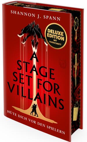 Das Buchcover zeigt ein tiefrotes Cover mit zentralem, stilisiertem gold‑schwarzem Vorhang/Hand‑Motiv, aus dem dünne Fäden herabhängen und zwei kleine schwarze Figuren am unteren Rand. Großflächiger Titel „A STAGE SET FOR VILLAINS“ in schwarzen Großbuchstaben, Autorname „Shannon J. Spann“ oben, Untertitel „HÜTE DICH VOR DEN SPIELERN“ unten. Rechts goldene Fragezeichen am Buchrücken. Runder Aufkleber mit Text „DELUXE EDITION MIT FARBSCHNITT“. Insgesamt düster und bedrohlich.