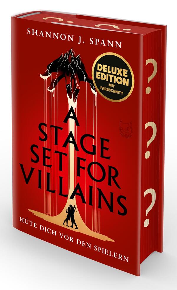 Das Buchcover zeigt ein tiefrotes Cover mit zentralem, stilisiertem gold‑schwarzem Vorhang/Hand‑Motiv, aus dem dünne Fäden herabhängen und zwei kleine schwarze Figuren am unteren Rand. Großflächiger Titel „A STAGE SET FOR VILLAINS“ in schwarzen Großbuchstaben, Autorname „Shannon J. Spann“ oben, Untertitel „HÜTE DICH VOR DEN SPIELERN“ unten. Rechts goldene Fragezeichen am Buchrücken. Runder Aufkleber mit Text „DELUXE EDITION MIT FARBSCHNITT“. Insgesamt düster und bedrohlich.