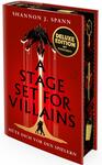 Das Buchcover zeigt ein tiefrotes Cover mit zentralem, stilisiertem gold‑schwarzem Vorhang/Hand‑Motiv, aus dem dünne Fäden herabhängen und zwei kleine schwarze Figuren am unteren Rand. Großflächiger Titel „A STAGE SET FOR VILLAINS“ in schwarzen Großbuchstaben, Autorname „Shannon J. Spann“ oben, Untertitel „HÜTE DICH VOR DEN SPIELERN“ unten. Rechts goldene Fragezeichen am Buchrücken. Runder Aufkleber mit Text „DELUXE EDITION MIT FARBSCHNITT“. Insgesamt düster und bedrohlich.