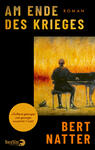 Das Buchcover zeigt ein schwarzes Layout mit großem, goldgelbem Titel „AM ENDE DES KRIEGES“ oben, daneben klein „ROMAN“. Zentral ein quadratisches, schwach texturiertes Gemälde: ein Mann von hinten sitzt am Klavier vor glühend gelbem bis orangefarbenem Hintergrund, ein Hut liegt am Boden. Der Autorname BERT NATTER steht in kräftigem orangefarbenen Großbuchstaben unten. Stimmung: melancholisch, nachdenklich, postkonfliktlich.