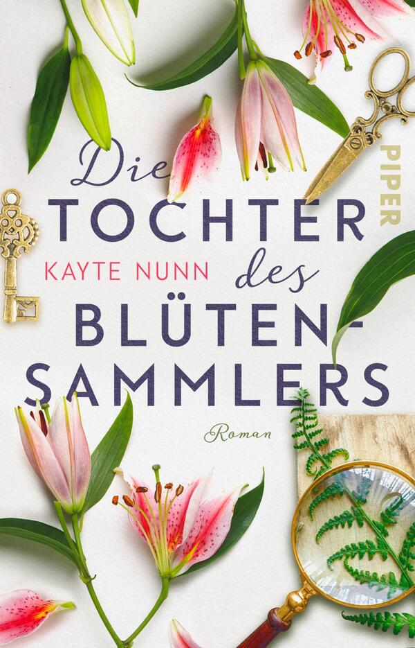 Das Buchcover zeigt eine florale Komposition mit zarten, rosa Lilien und grünen Blättern, die das Cover umrahmen. In der Mitte steht in großen, dunkelblauen Buchstaben der Titel „Die Tochter des Blütensammlers“. Darunter befindet sich der Name der Autorin, Kayte Nunn, in einer klaren Schrift. Ein goldenes Verlagslogo in der oberen Ecke und zusätzliche dekorative Elemente wie eine Lupe und Schlüssel unterstreichen die thematische Tiefe des Covers. Die Gesamterscheinung vermittelt eine harmonische und ansprechende Atmosphäre.