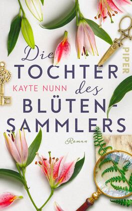 Das Buchcover zeigt eine florale Komposition mit zarten, rosa Lilien und grünen Blättern, die das Cover umrahmen. In der Mitte steht in großen, dunkelblauen Buchstaben der Titel „Die Tochter des Blütensammlers“. Darunter befindet sich der Name der Autorin, Kayte Nunn, in einer klaren Schrift. Ein goldenes Verlagslogo in der oberen Ecke und zusätzliche dekorative Elemente wie eine Lupe und Schlüssel unterstreichen die thematische Tiefe des Covers. Die Gesamterscheinung vermittelt eine harmonische und ansprechende Atmosphäre.