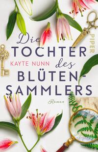Das Buchcover zeigt eine florale Komposition mit zarten, rosa Lilien und grünen Blättern, die das Cover umrahmen. In der Mitte steht in großen, dunkelblauen Buchstaben der Titel „Die Tochter des Blütensammlers“. Darunter befindet sich der Name der Autorin, Kayte Nunn, in einer klaren Schrift. Ein goldenes Verlagslogo in der oberen Ecke und zusätzliche dekorative Elemente wie eine Lupe und Schlüssel unterstreichen die thematische Tiefe des Covers. Die Gesamterscheinung vermittelt eine harmonische und ansprechende Atmosphäre.