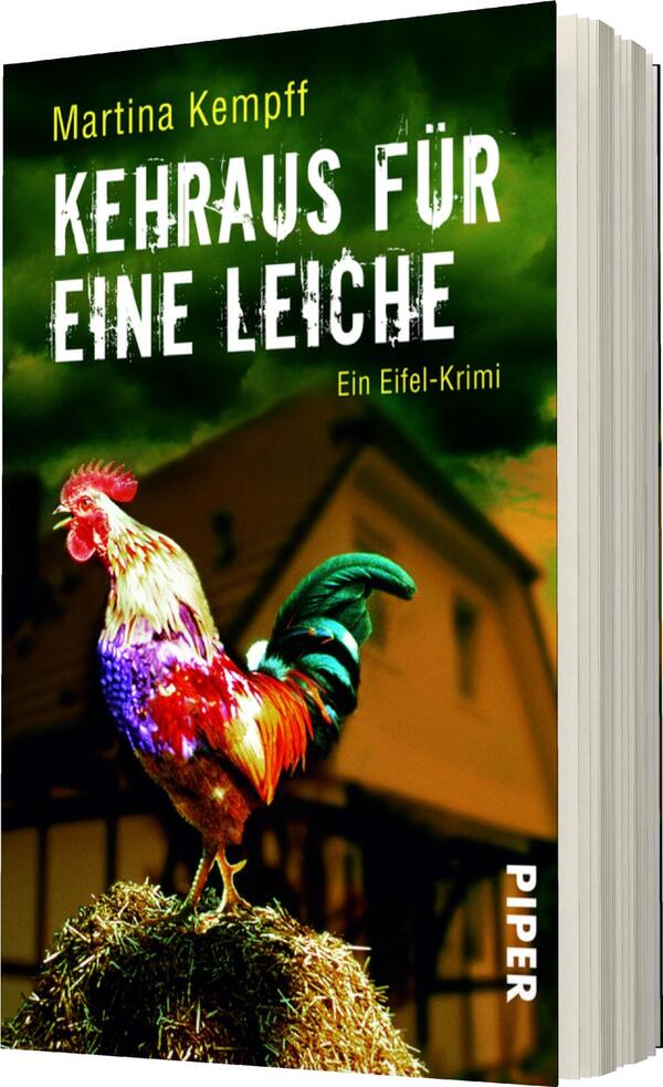 Das Buchcover zeigt einen bunten Hahn im Vordergrund, der lebhaft und aufmerksam wirkt. Der Hintergrund ist in düsteren Grün- und Grautönen gehalten, was eine geheimnisvolle und spannungsgeladene Atmosphäre erzeugt. Der Titel „Kehraus für eine Leiche“ ist in eindrucksvoller, weißer Schrift in Großbuchstaben platziert und zieht sofort die Aufmerksamkeit auf sich. Darunter steht der Zusatz „Ein Eifel-Krimi“ in einer kleineren, gelben Schrift. Der Name der Autorin, Martina Kempff, befindet sich an der oberen Seite des Covers.
