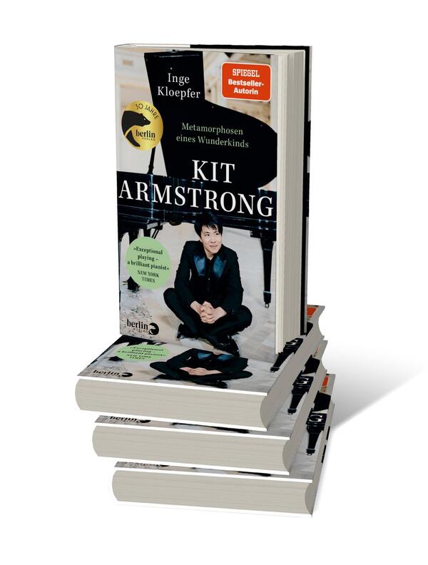 Bücherstapel des Buches „Kit Armstrong – Metamorphosen eines Wunderkinds“