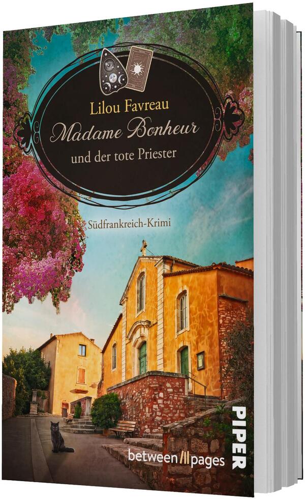 Das Buchcover zeigt eine sonnenwarme Gassenansicht eines südfranzösischen Dorfes mit gelb-ockerfarbenem Haus, terrakottafarbener Mauer, helltürkisblauem Himmel und üppiger pinker Bougainvillea links. Vorne sitzt eine schwarze Katze. Oben zentriert ein schwarzer, barocker Ovalrahmen mit goldener Randornamentik; darin stehen die Autorin „Lilou Favreau“ in Serifenschrift und der Titel „Madame Bonheur und der tote Priester“ in eleganter Kursivschrift. Stimmung: freundlich, leicht geheimnisvoll.