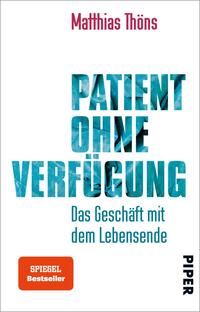 Das Buchcover zeigt den Titel „PATIENT OHNE VERFÜGUNG“ in großen, blockhaften Buchstaben in verschiedenen Blautönen, die teilweise transparent wirken. Darunter befindet sich der Untertitel „Das Geschäft mit dem Lebensende“ in einer schmaleren, schwarzen Schrift. Im oberen Bereich ist der Autor „Matthias Thöns“ in klarer, schwarzer Typografie platziert. Am unteren Rand ist ein oranger Button mit dem Text „SPIEGEL Bestseller“ zu sehen. Der Hintergrund ist heller und sorgt für einen kontrastreichen Gesamteindruck, der eine ernsthafte und nachdenkliche Atmosphäre vermittelt.