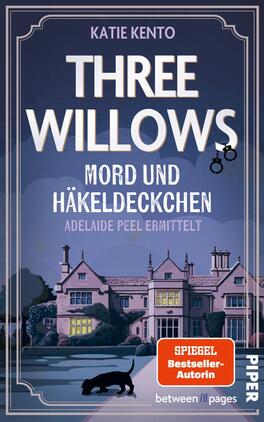 Das Buchcover zeigt ein stilisiertes, großes Haus im Zentrum, umgeben von Bäumen und einem nächtlichen Himmel in unterschiedlichen Blautönen, die eine geheimnisvolle Atmosphäre erzeugen. Der Titel „THREE WILLOWS“ steht prominent in großen, weißen Lettern oben, während der Untertitel „MORD UND HÄKELDECKCHEN“ in einer kleineren Schriftart darunter platziert ist. Im unteren Abschnitt steht „ADELAIDE PEEL ERMITTELT“. Eine schwarze Katze schlendert am unteren Rand des Covers entlang.