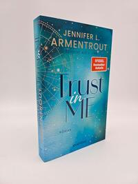 Außenansicht des Buches „Trust in Me“