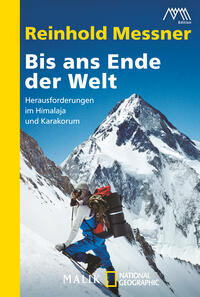 Das Buchcover zeigt eine schneebedeckte Berglandschaft mit majestätischen Gipfeln unter einem klaren blauen Himmel. Im Vordergrund ist ein Bergsteiger abgebildet, der mit einer roten Mütze und einer warmen Jacke ausgerüstet ist. Der Titel „Bis ans Ende der Welt“ ist in großen, gelben Buchstaben prominent oben platziert. Darunter steht in kleinerer Schrift „Herausforderungen im Himalaja und Karakorum“. Der Autor Reinhold Messner ist ebenfalls gut lesbar in der oberen linken Ecke angegeben.
