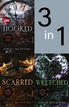 Das Buchcover zeigt eine Collage aus drei Buchcovern der Romane „Hooked“, „Scarred“ und „Wretched“ von Emily McIntire. „Hooked“ ist in tiefen Rot- und Schwarztönen gehalten, mit einer Uhr und blutigen Akzenten. „Scarred“ strahlt in leuchtenden Gelbtönen mit dynamischen, abstrakten Formen. „Wretched“ zeigt eine grüne, herzförmige Figur auf dunklem Hintergrund. In der oberen Ecke befindet sich die große Zahl „3 in 1“ in einem modernen, weißen Schriftstil.