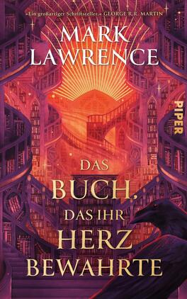Das Buchcover zeigt eine monumentale Bibliothek mit geschwungenen Treppen und hohen Bücherregalen in warmen Rot‑ und Orangetönen mit violetten Akzenten, ein strahlenförmiges Licht hinter einem zentralen Bogen. Oben steht in großer weißer Serifenschrift der Name „Mark Lawrence“, darüber ein Zitat von George R.R. Martin. Der Titel „Das Buch, das ihr Herz bewahrte“ ist in großen goldenen Lettern; vorn rechts sitzt ein dunkler Rabe.