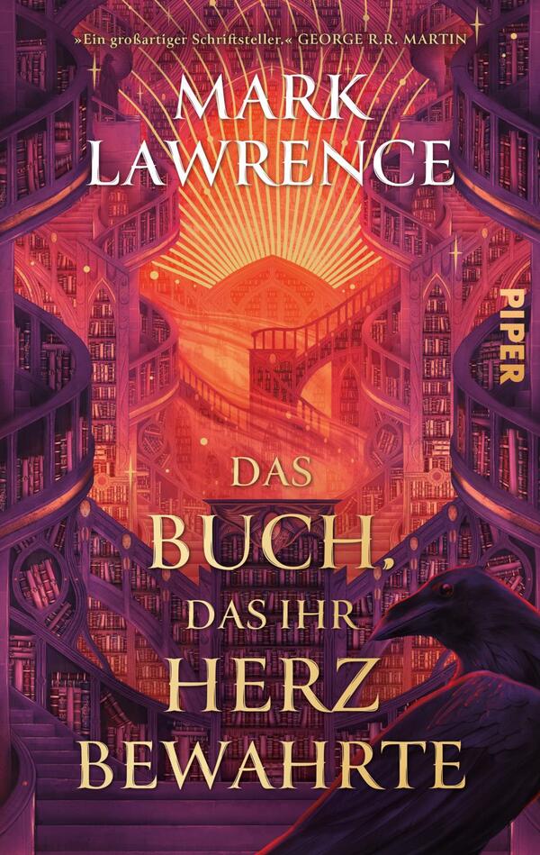 Das Buchcover zeigt eine monumentale Bibliothek mit geschwungenen Treppen und hohen Bücherregalen in warmen Rot‑ und Orangetönen mit violetten Akzenten, ein strahlenförmiges Licht hinter einem zentralen Bogen. Oben steht in großer weißer Serifenschrift der Name „Mark Lawrence“, darüber ein Zitat von George R.R. Martin. Der Titel „Das Buch, das ihr Herz bewahrte“ ist in großen goldenen Lettern; vorn rechts sitzt ein dunkler Rabe.