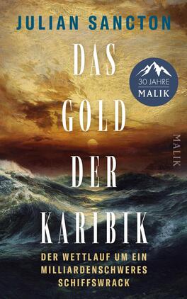 Das Buchcover zeigt eine stürmische Meereslandschaft unter einem goldbraunen, dramatischen Himmel; in der Bildmitte brechen dunkle, aufgewühlte Wellen. Oben steht der Autorenname JULIAN SANCTON in türkis-blauer Großschrift, die Titelschrift „DAS GOLD DER KARIBIK“ ist zentriert, groß und serifenbetont in Weiß, der Untertitel „DER WETTLAUF UM EIN MILLIARDENSCHWERES SCHIFFSWRACK“ erscheint unten in kleinen goldgelben Versalien. Atmosphäre: bedrohlich, episch.