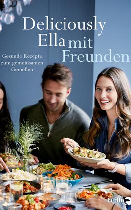 Das Buchcover zeigt eine fröhliche Gruppe junger Erwachsener, die um einen Tisch mit vielfältigen, gesunden Gerichten versammelt sind. Die Atmosphäre ist einladend und gesellig. Im Hintergrund ist eine hellblaue Wand zu sehen, die das Cover auflockert. Der Titel „Deliciously Ella mit Freunden“ ist in eleganter, weißer Typografie oben platziert, während der Untertitel „Gesunde Rezepte zum gemeinsamen Genießen“ in kleinerer Schrift darunter steht.