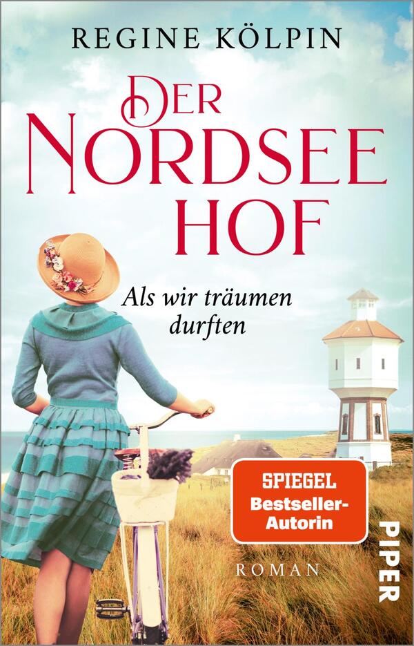 Das Buchcover zeigt eine Frau in einem blauen Oberteil und einem gestreiften Rock mit den Farben Türkis und Weiß. Sie trägt einen großen, runden Hut mit einer Blume. Im Hintergrund ist ein Leuchtturm zu sehen, während der Strand und das Meer in sanften Farben in der Ferne verlaufen. Der Titel „Der Nordsee Hof“ steht in leuchtendem Rot, während der Untertitel „Als wir träumen durften“ in neutraler Schrift darunter platziert ist. Der Name der Autorin, Regine Kölpin, steht oben in klarer, eleganter Schrift.