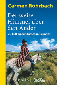Das Buchcover zeigt eine Landschaft mit einem klaren, blauen Himmel und den Anden im Hintergrund. Im Vordergrund steht ein junger Indigeno, gekleidet in traditioneller, gestreifter Kleidung, der auf einem Lama sitzt. Der Titel „Der weite Himmel über den Anden“ in auffälliger, weißer Schrift dominiert die obere Hälfte, während der Untertitel „Zu Fuß zu den Indios in Ecuador“ darunter angeordnet ist. Der gelbe Rand verleiht dem Cover zusätzliche Helligkeit und Kontrast.