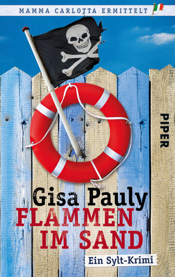 Das Buchcover zeigt eine maritim gestaltete Szenerie, auf der ein schwarzer Piratenflagge mit Totenkopf emporragt. Davor ist ein leuchtend roter Rettungsring abgebildet, umgeben von blauen und grauen Holzplanken, die an einen Strand erinnern. Der Titel „FLAMMEN IM SAND“ ist in großen, schwarzen Buchstaben deutlich sichtbar, während der Autorennamen „Gisa Pauly“ darunter in einem etwas kleineren, eleganten Schriftstil platziert ist. Rechts oben befindet sich die Aufschrift „PIPER“.