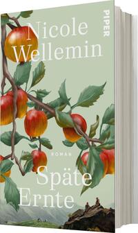 Das Buchcover zeigt einen sanften, mintgrünen Hintergrund, auf dem eine prächtige Äpfel-Rebe mit leuchtend roten Früchten und kräftigen grünen Blättern abgebildet ist. Der Titel „Späte Ernte“ ist in großen weißen Buchstaben zentral platziert, darunter steht das Wort „ROMAN“ in etwas kleinerer Schrift. Oben links ist der Name der Autorin, Nicole Wellemin, ebenfalls in weißer Schrift zu lesen. Die Komposition vermittelt eine ruhige, herbstliche Atmosphäre.