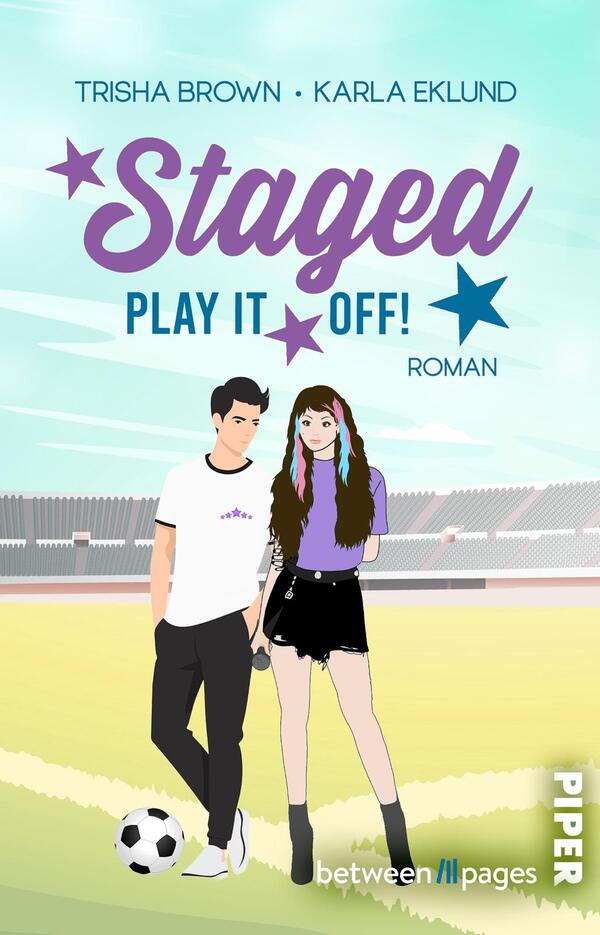 Das Buchcover zeigt zwei jugendliche Protagonisten auf einem sportlichen Hintergrund. Der Titel „Staged“ in lila ist prominent platziert und wird von einem Stern begleitet. Der Untertitel „Play it off!“ in kräftigem Blau und das Wort „Roman“ in kleinerer Schrift unterstützen die dynamische Gestaltung. Die männliche Figur trägt ein weißes T-Shirt mit schwarzer Hose, während die weibliche Figur ein lila Oberteil und einen schwarzen Rock trägt. Die Farben sind hell und einladend, was eine jugendliche, fröhliche Atmosphäre vermittelt.
