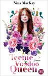 Das Buchcover zeigt ein Porträt einer jungen Frau mit langen, glatten, braunen Haaren, die in die Kamera lächelt. Um sie herum sind üppige, farbenfrohe Blumenarrangements in verschiedenen Farbtönen, darunter Rosa, Violett und Blau. Der Titel „Teenie Voodoo Queen“ ist in einer leuchtend rosa Schriftart in großen Buchstaben am unteren Rand platziert, ergänzt durch das Wort „Roman“ in kleinerer Schrift. Die Atmosphäre des Covers ist lebhaft und ansprechend, was die jugendliche Energie des Inhalts unterstreicht.