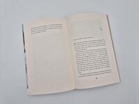 Außenansicht des Buches „Und vor uns die ganze Welt“