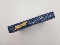 Außenansicht des Buches „A Season of Love and Secrets“