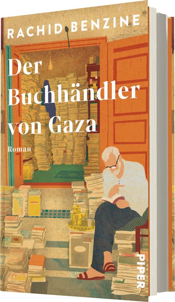Das Buchcover zeigt eine warm kolorierte Illustration eines älteren Mannes, der in einem Raum voller Bücher sitzt. Die Wände sind in einem sanften Rotton gehalten, während die Bücherregale überquellen mit einer Vielzahl von Farben. Der Mann trägt ein braunes Hemd und eine Brille, sein Gesicht zeigt eine nachdenkliche Miene. Der Titel „Der Buchhändler von Gaza“ ist prominent in Weiß platziert, darunter steht in kleinerer Schrift „Roman“. Die Atmosphäre vermittelt eine Mischung aus Nostalgie und Intimität.