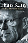 Das Buchcover zeigt ein Porträt von Hans Küng, der frontal in die Kamera blickt. Seine Gesichtszüge sind in Schwarz-Weiß gehalten, was eine zeitlose und nachdenkliche Atmosphäre schafft. Er trägt eine Brille, und sein Blick vermittelt Introspektion. Der Titel „Erlebte Menschlichkeit“ ist in goldener Schrift platziert, während das Wort „Erinnerungen“ in kleinerer, schlichter Schrift darunter steht. Das Cover wirkt ernst und einladend zugleich, passend zum Thema der Reflexion über menschliche Erfahrungen.