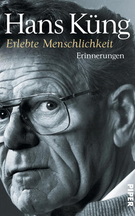 Das Buchcover zeigt ein Porträt von Hans Küng, der frontal in die Kamera blickt. Seine Gesichtszüge sind in Schwarz-Weiß gehalten, was eine zeitlose und nachdenkliche Atmosphäre schafft. Er trägt eine Brille, und sein Blick vermittelt Introspektion. Der Titel „Erlebte Menschlichkeit“ ist in goldener Schrift platziert, während das Wort „Erinnerungen“ in kleinerer, schlichter Schrift darunter steht. Das Cover wirkt ernst und einladend zugleich, passend zum Thema der Reflexion über menschliche Erfahrungen.
