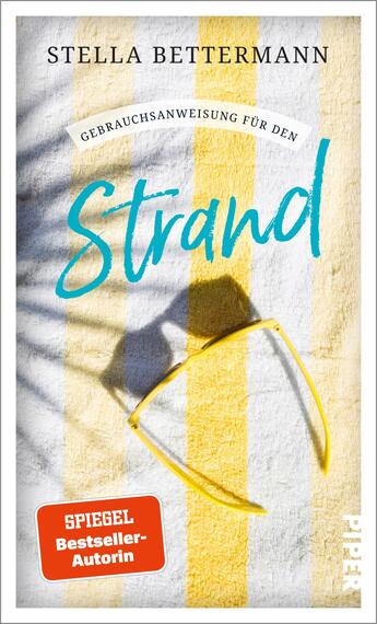 Das Buchcover zeigt eine sonnige Strandatmosphäre mit gelben und weißen Streifen, die an einen Liegenbezug erinnern. In der Mitte sind eine gelbe Sonnenbrille und ein Schattenwurf zu sehen. Der Titel „Strand“ ist in einer schlichten, blauen Schriftart gestaltet und hebt sich hervor. Darüber steht in einer eleganten Schrift „Gebrauchsanweisung für den“. Unten befindet sich ein rotes Feld mit der Aufschrift „SPIEGEL Bestseller-Autorin“ in weißer Schrift. Der Verlag ist in dezentem Grau am unteren Rand platziert.
