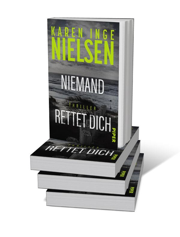 Bücherstapel des Buches „Niemand rettet dich“