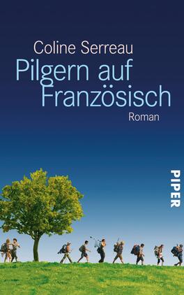 Pilgern auf Französisch Das Buchcover zeigt eine grüne Landschaft mit einem großen Baum im Vordergrund, vor einem sanften, blauen Himmel. Im Hintergrund sind mehrere Pilger zu sehen, die mit Rucksäcken und Wanderstöcken unterwegs sind. Oben steht der Titel „Pilgern auf Französisch“ in einer hellblauen Schrift, darunter der Name der Autorin „Coline Serreau“ in weißer Schrift. Am unteren rechten Rand befindet sich das Verlagslogo „PIPER“. Die Atmosphäre vermittelt eine entspannte und abenteuerliche Stimmung.