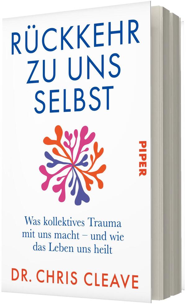 Das Buchcover zeigt einen weißen Hintergrund mit großem blauen Titel „RÜCKKEHR ZU UNS SELBST“ oben, darunter ein organisch wirkendes, mehrfarbiges Blumen- oder Corallenmotiv in Orange, Pink und Violett. Mittig steht der blaue Untertitel „Was kollektives Trauma mit uns macht – und wie das Leben uns heilt“. Unten erscheint in orange der Autorenname „Dr. Chris Cleave“. Auf dem Buchrücken senkrecht „PIPER“.