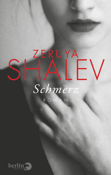Das Buchcover zeigt eine schwarz-weiße Fotografie einer Frau, die sanft ihren Hals mit einer Hand berührt. Ihre Lippen sind rot gefärbt, während der Hintergrund in sanften Grautönen gehalten ist und eine melancholische Stimmung erzeugt. Der Titel „Schmerz“ ist in großen roten Lettern zentral platziert, gefolgt vom Namen der Autorin „Zeruya Shalev“ ebenfalls in rot, jedoch kleiner. Der Untertitel „Roman“ ist in dezenten, grauen Buchstaben gehalten.