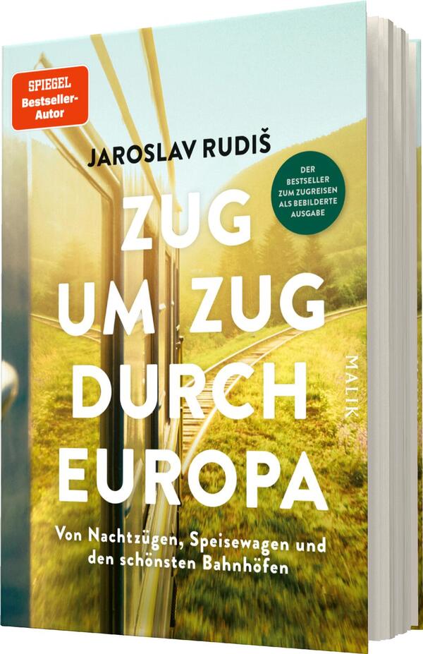 Das Buchcover zeigt eine Zugfahrt durch eine grüne, hügelige Landschaft, im Hintergrund sind verschwommene Bahnhöfe zu erkennen. Der Titel „ZUG UM ZUG DURCH EUROPA“ ist prominent in großen, weißen Buchstaben platziert, während der Autor „Jaroslav Rudiš“ darüber in kleinerer Schrift steht. Im oberen linken Bereich befindet sich ein rotes Label mit der Aufschrift „SPIEGEL Bestseller-Autor“. Darunter ist ein grünes Siegel mit dem Text „DER BESTSELLER ZUM Zugreisen ALS BEILIEGTE AUSGABE“. Die insgesamt helle Farbpalette strahlt eine einladende Atmosphäre aus.
