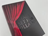 Außenansicht des Buches „A Stage set for Villains (Deluxe-Ausgabe)“