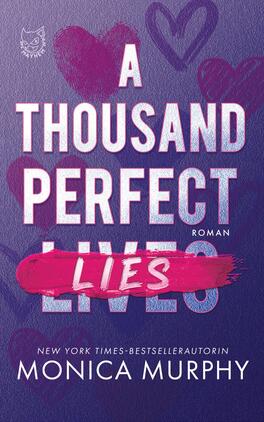 Das Buchcover zeigt einen strukturierten violett-blauen Hintergrund mit skizzenhaften Herzen. Zentral steht der großformatige, weiße Versal-Schriftzug „A THOUSAND PERFECT …“, über dem ein kräftiger pinker Pinselstrich das letzte Wort in handgemalter weißer Schrift als „LIES“ übermalt. Rechts klein das Wort „ROMAN“, unten die Zeile „New York Times‑Bestsellerautorin“ und der Autorenname MONICA MURPHY in weißen Großbuchstaben. Die Stimmung wirkt dramatisch-romantisch.