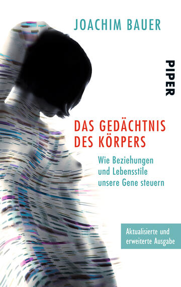 Das Buchcover zeigt eine unscharfe Silhouette eines menschlichen Körpers in sanften, verschwommenen Farben. Der Titel „DAS GEDÄCHTNIS DES KÖRPERS“ ist in großen, roten Buchstaben platziert. Darunter steht der Untertitel „Wie Beziehungen und Lebensstile unsere Gene steuern“ in kleinerer, schwarzer Schrift. Am oberen Rand ist der Name „Joachim Bauer“ in einer klaren Schriftart zu sehen, sowie das Verlagslogo „PIPER“. Die Gestaltung vermittelt eine Atmosphäre von Tiefe und Reflexion.